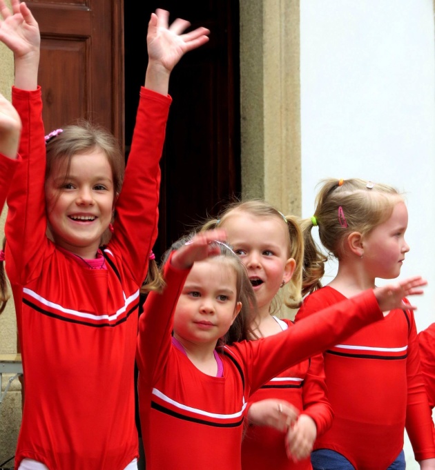 ruzovy maj kamenice KAMDANCE 1