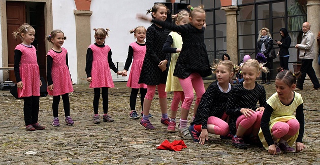 ruzovy maj kamenice KAMDANCE 2
