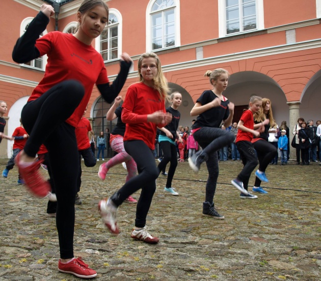 ruzovy maj kamenice KAMDANCE 3