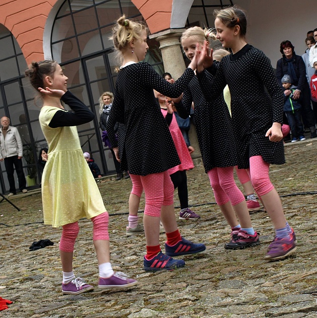 ruzovy maj kamenice KAMDANCE 4