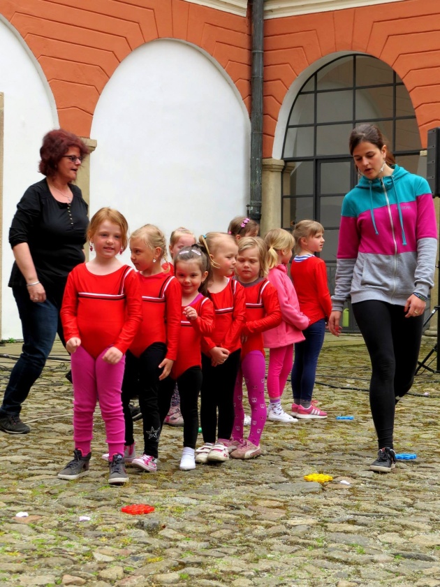ruzovy maj kamenice KAMDANCE 5